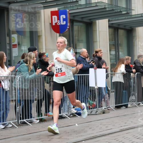 05.10.2025 - 20. swb-Marathon Bremen Strokosch-Dieckow http://msf.ph/oto/9295571 05.10.2025 12:55:04 Ziel 235, 474, 1443, 1907, 1912, 2132, 6075, 6444, 7213, 7883, 235, 474, 1443, 1907, 1912, 2132, 6075, 6444, 7213, 7883 meine-sportfotos.de