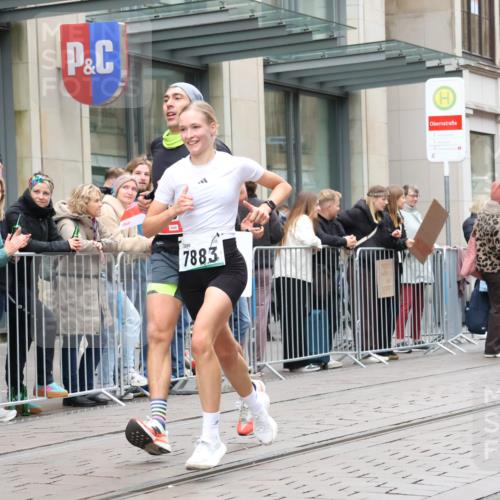 05.10.2025 - 20. swb-Marathon Bremen Strokosch-Dieckow http://msf.ph/oto/9295584 05.10.2025 12:55:05 Ziel 235, 474, 1443, 1907, 1912, 2132, 6075, 6444, 7213, 7883, 235, 474, 1443, 1907, 1912, 2132, 6075, 6444, 7213, 7883 meine-sportfotos.de