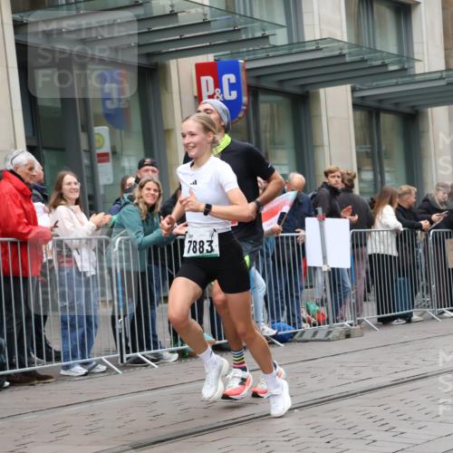 05.10.2025 - 20. swb-Marathon Bremen Strokosch-Dieckow http://msf.ph/oto/9295586 05.10.2025 12:55:06 Ziel 235, 474, 1443, 1907, 1912, 2132, 6075, 6444, 7213, 7883, 235, 474, 1443, 1907, 1912, 2132, 6075, 6444, 7213, 7883 meine-sportfotos.de