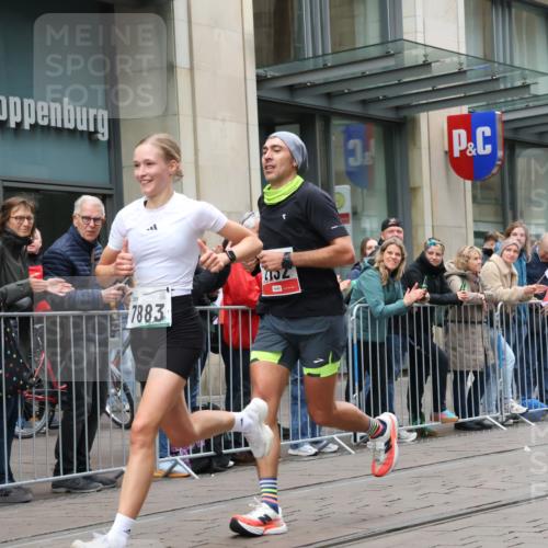 05.10.2025 - 20. swb-Marathon Bremen Strokosch-Dieckow http://msf.ph/oto/9295593 05.10.2025 12:55:06 Ziel 235, 474, 1443, 1907, 1912, 2132, 6075, 6444, 7213, 7883, 235, 474, 1443, 1907, 1912, 2132, 6075, 6444, 7213, 7883 meine-sportfotos.de