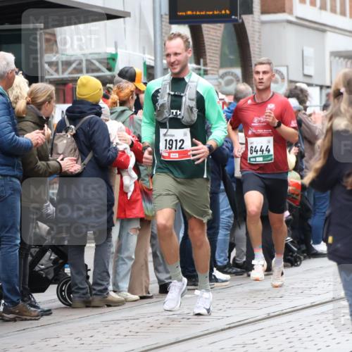 05.10.2025 - 20. swb-Marathon Bremen Strokosch-Dieckow http://msf.ph/oto/9295600 05.10.2025 12:55:09 Ziel 235, 474, 735, 1443, 1907, 1912, 2132, 6075, 6444, 7883, 235, 474, 735, 1443, 1907, 1912, 2132, 6075, 6444, 7883 meine-sportfotos.de