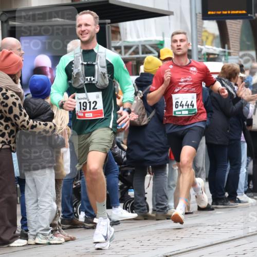 05.10.2025 - 20. swb-Marathon Bremen Strokosch-Dieckow http://msf.ph/oto/9295608 05.10.2025 12:55:10 Ziel 140, 235, 474, 735, 1443, 1567, 1907, 1912, 2132, 6075, 6444, 140, 235, 474, 735, 1443, 1567, 1907, 1912, 2132, 6075, 6444 meine-sportfotos.de