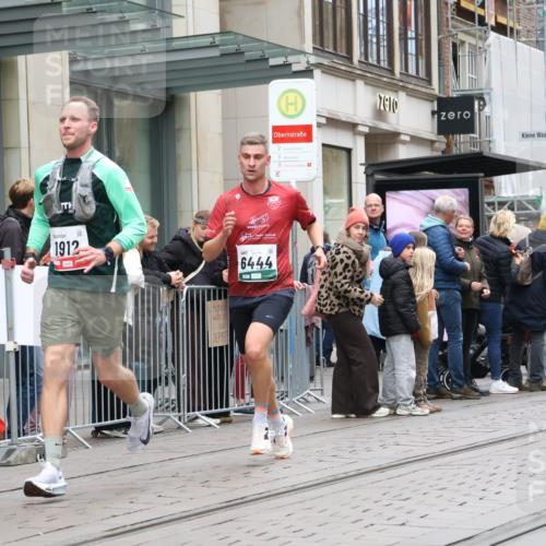 05.10.2025 - 20. swb-Marathon Bremen Strokosch-Dieckow http://msf.ph/oto/9295620 05.10.2025 12:55:12 Ziel 140, 474, 735, 933, 1443, 1567, 1616, 1907, 1912, 2132, 6075, 6444, 140, 474, 735, 933, 1443, 1567, 1616, 1907, 1912, 2132, 6075, 6444 meine-sportfotos.de