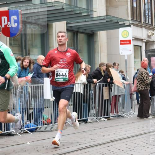 05.10.2025 - 20. swb-Marathon Bremen Strokosch-Dieckow http://msf.ph/oto/9295627 05.10.2025 12:55:13 Ziel 140, 474, 735, 933, 1443, 1567, 1616, 1907, 1912, 2132, 6075, 6444, 140, 474, 735, 933, 1443, 1567, 1616, 1907, 1912, 2132, 6075, 6444 meine-sportfotos.de