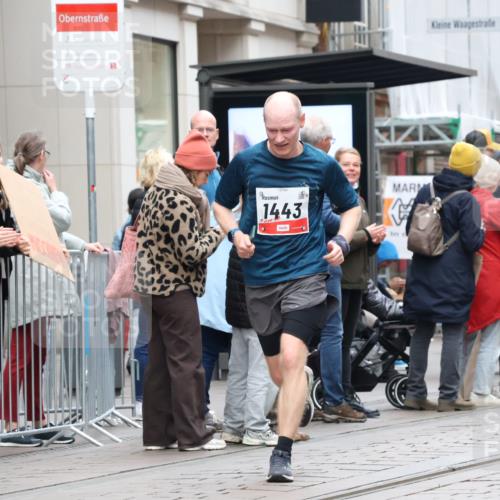 05.10.2025 - 20. swb-Marathon Bremen Strokosch-Dieckow http://msf.ph/oto/9295636 05.10.2025 12:55:16 Ziel 140, 735, 933, 1232, 1443, 1567, 1616, 1907, 1912, 6075, 6444, 140, 735, 933, 1232, 1443, 1567, 1616, 1907, 1912, 6075, 6444 meine-sportfotos.de