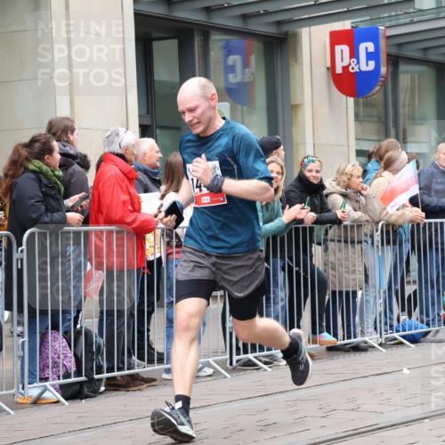 05.10.2025 - 20. swb-Marathon Bremen Strokosch-Dieckow http://msf.ph/oto/9295650 05.10.2025 12:55:18 Ziel 140, 735, 933, 1232, 1443, 1567, 1616, 1907, 1912, 5595, 6075, 140, 735, 933, 1232, 1443, 1567, 1616, 1907, 1912, 5595, 6075 meine-sportfotos.de