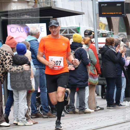 05.10.2025 - 20. swb-Marathon Bremen Strokosch-Dieckow http://msf.ph/oto/9295654 05.10.2025 12:55:20 Ziel 140, 735, 933, 1232, 1418, 1567, 1616, 1907, 1912, 5595, 6075, 140, 735, 933, 1232, 1418, 1567, 1616, 1907, 1912, 5595, 6075 meine-sportfotos.de