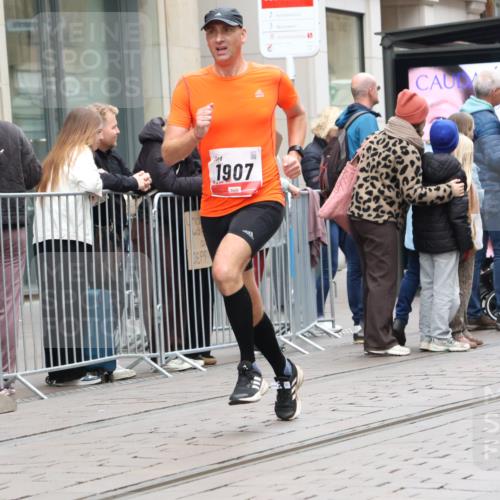 05.10.2025 - 20. swb-Marathon Bremen Strokosch-Dieckow http://msf.ph/oto/9295663 05.10.2025 12:55:21 Ziel 140, 735, 933, 1232, 1418, 1567, 1616, 1907, 5595, 6075, 140, 735, 933, 1232, 1418, 1567, 1616, 1907, 5595, 6075 meine-sportfotos.de