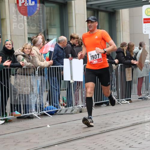 05.10.2025 - 20. swb-Marathon Bremen Strokosch-Dieckow http://msf.ph/oto/9295666 05.10.2025 12:55:22 Ziel 140, 735, 787, 933, 1232, 1245, 1418, 1567, 1616, 1907, 2268, 5595, 6075, 140, 735, 787, 933, 1232, 1245, 1418, 1567, 1616, 1907, 2268, 5595, 6075 meine-sportfotos.de