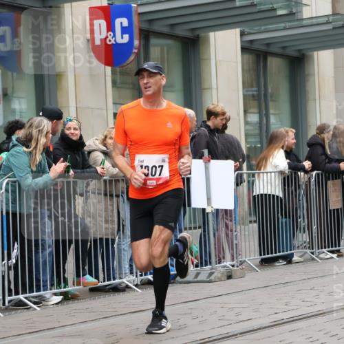 05.10.2025 - 20. swb-Marathon Bremen Strokosch-Dieckow http://msf.ph/oto/9295668 05.10.2025 12:55:22 Ziel 140, 735, 787, 933, 1232, 1245, 1418, 1567, 1616, 1907, 2268, 5595, 6075, 140, 735, 787, 933, 1232, 1245, 1418, 1567, 1616, 1907, 2268, 5595, 6075 meine-sportfotos.de
