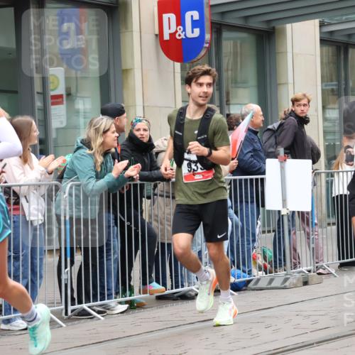 05.10.2025 - 20. swb-Marathon Bremen Strokosch-Dieckow http://msf.ph/oto/9295696 05.10.2025 12:55:27 Ziel 140, 735, 787, 902, 933, 1232, 1245, 1418, 1567, 1616, 2268, 4375, 5595, 6075, 140, 735, 787, 902, 933, 1232, 1245, 1418, 1567, 1616, 2268, 4375, 5595, 6075 meine-sportfotos.de