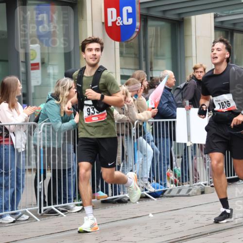05.10.2025 - 20. swb-Marathon Bremen Strokosch-Dieckow http://msf.ph/oto/9295698 05.10.2025 12:55:27 Ziel 140, 735, 787, 902, 933, 1232, 1245, 1418, 1567, 1616, 2268, 4375, 5595, 6075, 140, 735, 787, 902, 933, 1232, 1245, 1418, 1567, 1616, 2268, 4375, 5595, 6075 meine-sportfotos.de