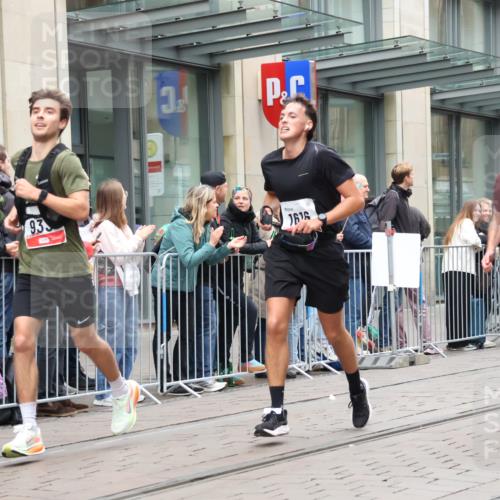 05.10.2025 - 20. swb-Marathon Bremen Strokosch-Dieckow http://msf.ph/oto/9295703 05.10.2025 12:55:27 Ziel 140, 735, 787, 902, 933, 1232, 1245, 1418, 1567, 1616, 2268, 4375, 5595, 6075, 140, 735, 787, 902, 933, 1232, 1245, 1418, 1567, 1616, 2268, 4375, 5595, 6075 meine-sportfotos.de