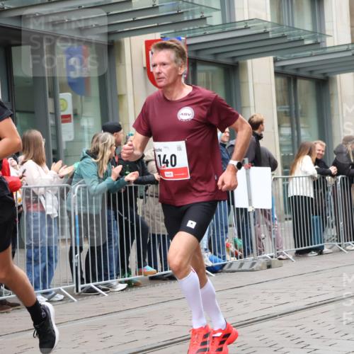 05.10.2025 - 20. swb-Marathon Bremen Strokosch-Dieckow http://msf.ph/oto/9295709 05.10.2025 12:55:28 Ziel 140, 735, 787, 902, 933, 1232, 1245, 1418, 1567, 1616, 2268, 4375, 5595, 6075, 140, 735, 787, 902, 933, 1232, 1245, 1418, 1567, 1616, 2268, 4375, 5595, 6075 meine-sportfotos.de