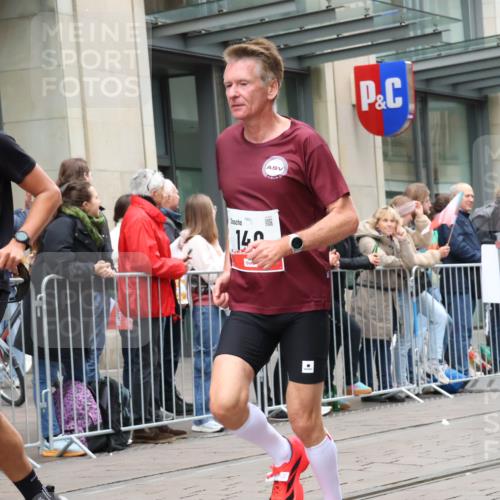 05.10.2025 - 20. swb-Marathon Bremen Strokosch-Dieckow http://msf.ph/oto/9295712 05.10.2025 12:55:28 Ziel 140, 735, 787, 902, 933, 1232, 1245, 1418, 1567, 1616, 2268, 4375, 5595, 6075, 140, 735, 787, 902, 933, 1232, 1245, 1418, 1567, 1616, 2268, 4375, 5595, 6075 meine-sportfotos.de