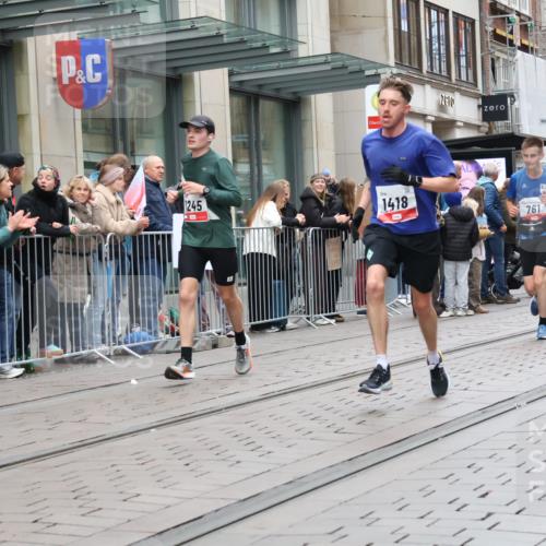 05.10.2025 - 20. swb-Marathon Bremen Strokosch-Dieckow http://msf.ph/oto/9295761 05.10.2025 12:55:38 Ziel 57, 481, 761, 787, 902, 1232, 1245, 1418, 1633, 2048, 2268, 4375, 5595, 7766, 57, 481, 761, 787, 902, 1232, 1245, 1418, 1633, 2048, 2268, 4375, 5595, 7766 meine-sportfotos.de