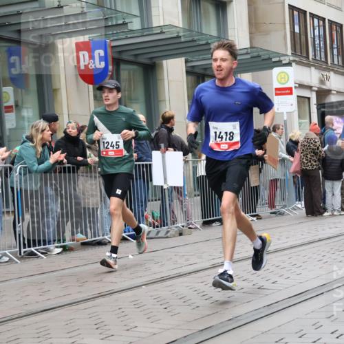 05.10.2025 - 20. swb-Marathon Bremen Strokosch-Dieckow http://msf.ph/oto/9295764 05.10.2025 12:55:39 Ziel 57, 481, 761, 787, 902, 1232, 1245, 1418, 1633, 2048, 2268, 4375, 5595, 7766, 57, 481, 761, 787, 902, 1232, 1245, 1418, 1633, 2048, 2268, 4375, 5595, 7766 meine-sportfotos.de