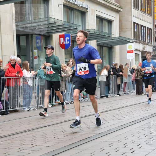 05.10.2025 - 20. swb-Marathon Bremen Strokosch-Dieckow http://msf.ph/oto/9295769 05.10.2025 12:55:39 Ziel 57, 481, 761, 787, 902, 1232, 1245, 1418, 1633, 2048, 2268, 4375, 5595, 7766, 57, 481, 761, 787, 902, 1232, 1245, 1418, 1633, 2048, 2268, 4375, 5595, 7766 meine-sportfotos.de