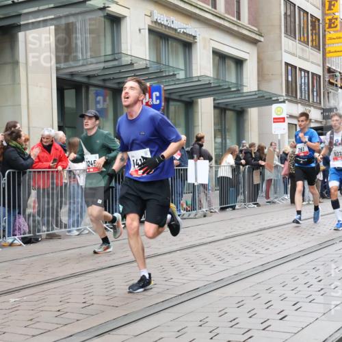 05.10.2025 - 20. swb-Marathon Bremen Strokosch-Dieckow http://msf.ph/oto/9295773 05.10.2025 12:55:39 Ziel 57, 481, 761, 787, 902, 1232, 1245, 1418, 1633, 2048, 2268, 4375, 5595, 7766, 57, 481, 761, 787, 902, 1232, 1245, 1418, 1633, 2048, 2268, 4375, 5595, 7766 meine-sportfotos.de