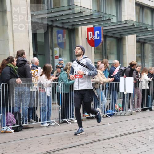 05.10.2025 - 20. swb-Marathon Bremen Strokosch-Dieckow http://msf.ph/oto/9295806 05.10.2025 12:55:46 Ziel 57, 481, 761, 787, 902, 1245, 1379, 1633, 1833, 2048, 2268, 3707, 4375, 7766, 57, 481, 761, 787, 902, 1245, 1379, 1633, 1833, 2048, 2268, 3707, 4375, 7766 meine-sportfotos.de