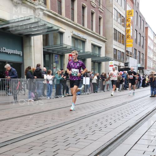 05.10.2025 - 20. swb-Marathon Bremen Strokosch-Dieckow http://msf.ph/oto/9295814 05.10.2025 12:55:49 Ziel 57, 481, 761, 902, 1379, 1633, 1833, 2048, 3707, 4375, 7766, 57, 481, 761, 902, 1379, 1633, 1833, 2048, 3707, 4375, 7766 meine-sportfotos.de