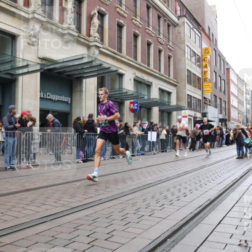 05.10.2025 - 20. swb-Marathon Bremen Strokosch-Dieckow http://msf.ph/oto/9295816 05.10.2025 12:55:49 Ziel 57, 481, 761, 902, 1379, 1633, 1833, 2048, 3707, 4375, 7766, 57, 481, 761, 902, 1379, 1633, 1833, 2048, 3707, 4375, 7766 meine-sportfotos.de