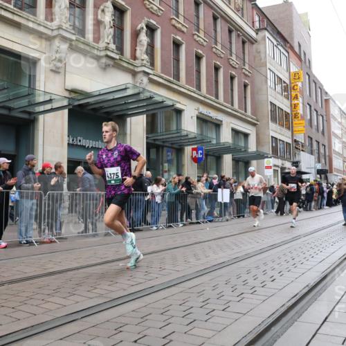 05.10.2025 - 20. swb-Marathon Bremen Strokosch-Dieckow http://msf.ph/oto/9295819 05.10.2025 12:55:49 Ziel 57, 481, 761, 902, 1379, 1633, 1833, 2048, 3707, 4375, 7766, 57, 481, 761, 902, 1379, 1633, 1833, 2048, 3707, 4375, 7766 meine-sportfotos.de