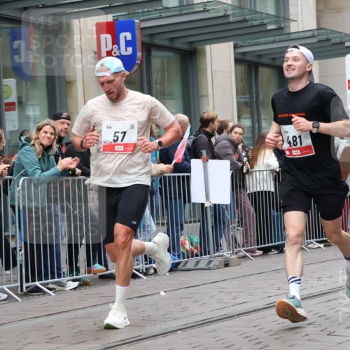 05.10.2025 - 20. swb-Marathon Bremen Strokosch-Dieckow http://msf.ph/oto/9295825 05.10.2025 12:55:50 Ziel 57, 481, 761, 902, 1379, 1633, 1833, 2048, 2135, 3707, 4375, 7766, 57, 481, 761, 902, 1379, 1633, 1833, 2048, 2135, 3707, 4375, 7766 meine-sportfotos.de