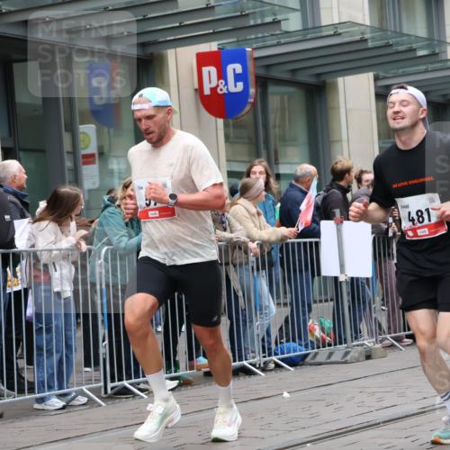 05.10.2025 - 20. swb-Marathon Bremen Strokosch-Dieckow http://msf.ph/oto/9295827 05.10.2025 12:55:50 Ziel 57, 481, 761, 902, 1379, 1633, 1833, 2048, 2135, 3707, 4375, 7766, 57, 481, 761, 902, 1379, 1633, 1833, 2048, 2135, 3707, 4375, 7766 meine-sportfotos.de