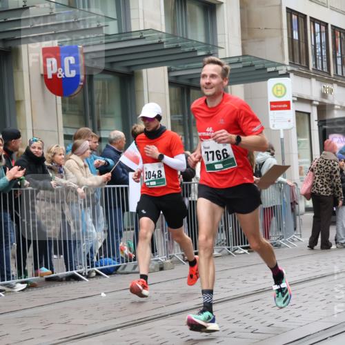 05.10.2025 - 20. swb-Marathon Bremen Strokosch-Dieckow http://msf.ph/oto/9295846 05.10.2025 12:55:54 Ziel 57, 221, 481, 728, 761, 1379, 1633, 1833, 2048, 2135, 3707, 7766, 57, 221, 481, 728, 761, 1379, 1633, 1833, 2048, 2135, 3707, 7766 meine-sportfotos.de