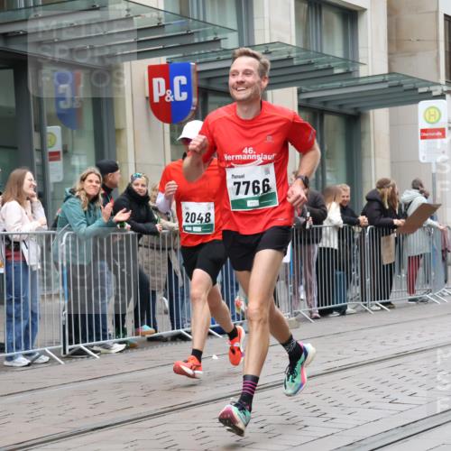 05.10.2025 - 20. swb-Marathon Bremen Strokosch-Dieckow http://msf.ph/oto/9295850 05.10.2025 12:55:54 Ziel 57, 221, 481, 728, 761, 1379, 1633, 1833, 2048, 2135, 3707, 7766, 57, 221, 481, 728, 761, 1379, 1633, 1833, 2048, 2135, 3707, 7766 meine-sportfotos.de