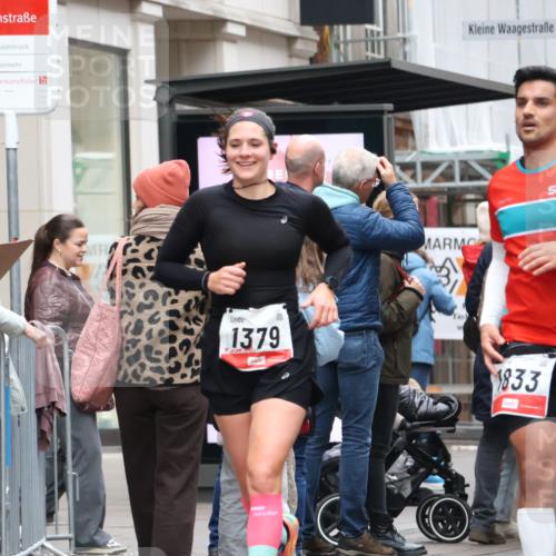 05.10.2025 - 20. swb-Marathon Bremen Strokosch-Dieckow http://msf.ph/oto/9295860 05.10.2025 12:56:00 Ziel 221, 728, 1379, 1833, 2135, 3707, 221, 728, 1379, 1833, 2135, 3707 meine-sportfotos.de