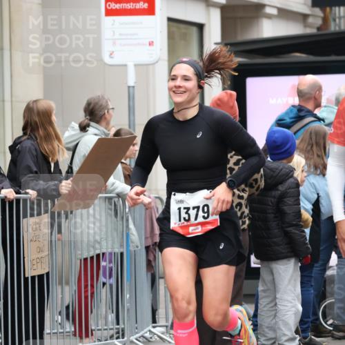 05.10.2025 - 20. swb-Marathon Bremen Strokosch-Dieckow http://msf.ph/oto/9295863 05.10.2025 12:56:01 Ziel 221, 728, 1379, 1833, 2135, 3707, 221, 728, 1379, 1833, 2135, 3707 meine-sportfotos.de