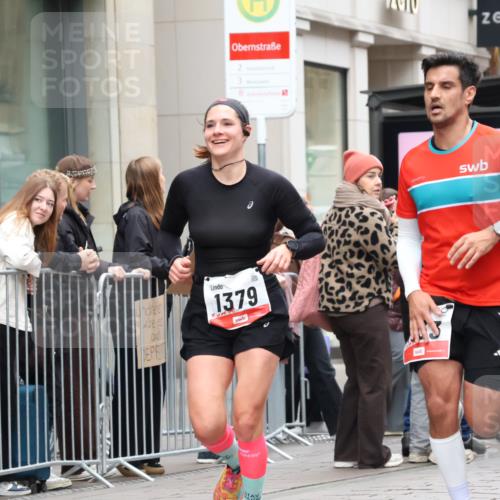 05.10.2025 - 20. swb-Marathon Bremen Strokosch-Dieckow http://msf.ph/oto/9295867 05.10.2025 12:56:01 Ziel 221, 728, 1379, 1833, 2135, 3707, 221, 728, 1379, 1833, 2135, 3707 meine-sportfotos.de