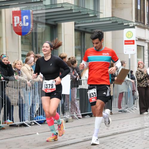 05.10.2025 - 20. swb-Marathon Bremen Strokosch-Dieckow http://msf.ph/oto/9295879 05.10.2025 12:56:02 Ziel 221, 728, 1379, 1833, 2135, 3707, 221, 728, 1379, 1833, 2135, 3707 meine-sportfotos.de