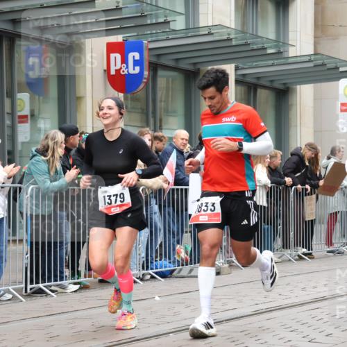 05.10.2025 - 20. swb-Marathon Bremen Strokosch-Dieckow http://msf.ph/oto/9295882 05.10.2025 12:56:02 Ziel 221, 728, 1379, 1833, 2135, 3707, 221, 728, 1379, 1833, 2135, 3707 meine-sportfotos.de