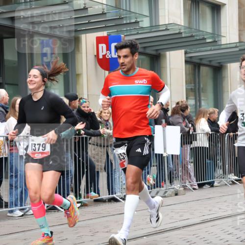 05.10.2025 - 20. swb-Marathon Bremen Strokosch-Dieckow http://msf.ph/oto/9295885 05.10.2025 12:56:03 Ziel 221, 728, 1379, 1833, 2135, 3707, 221, 728, 1379, 1833, 2135, 3707 meine-sportfotos.de