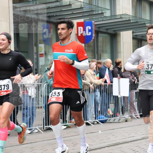 05.10.2025 - 20. swb-Marathon Bremen Strokosch-Dieckow http://msf.ph/oto/9295889 05.10.2025 12:56:03 Ziel 221, 728, 1379, 1833, 2135, 3707, 221, 728, 1379, 1833, 2135, 3707 meine-sportfotos.de