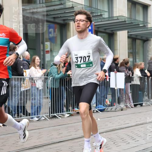 05.10.2025 - 20. swb-Marathon Bremen Strokosch-Dieckow http://msf.ph/oto/9295893 05.10.2025 12:56:03 Ziel 221, 728, 1379, 1833, 2135, 3707, 221, 728, 1379, 1833, 2135, 3707 meine-sportfotos.de