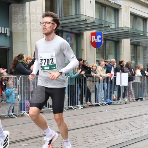 05.10.2025 - 20. swb-Marathon Bremen Strokosch-Dieckow http://msf.ph/oto/9295897 05.10.2025 12:56:04 Ziel 221, 728, 1379, 1833, 2135, 3707, 221, 728, 1379, 1833, 2135, 3707 meine-sportfotos.de