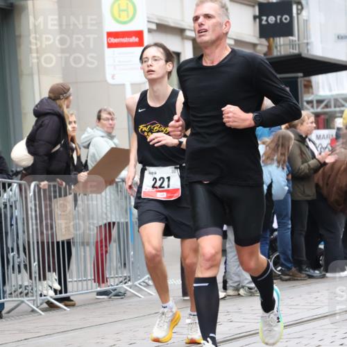 05.10.2025 - 20. swb-Marathon Bremen Strokosch-Dieckow http://msf.ph/oto/9295901 05.10.2025 12:56:06 Ziel 221, 728, 1379, 1833, 2135, 2670, 7274, 221, 728, 1379, 1833, 2135, 2670, 7274 meine-sportfotos.de