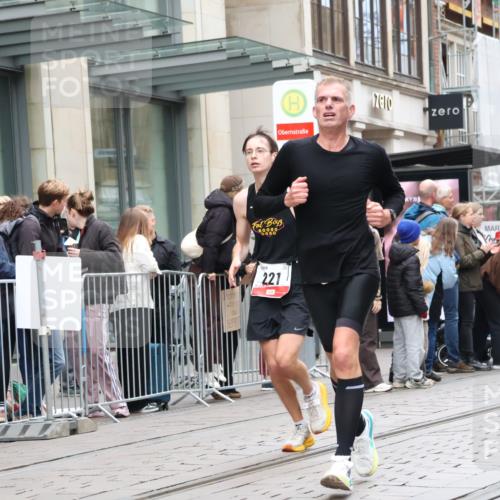 05.10.2025 - 20. swb-Marathon Bremen Strokosch-Dieckow http://msf.ph/oto/9295904 05.10.2025 12:56:06 Ziel 221, 728, 1379, 1833, 2135, 2670, 7274, 221, 728, 1379, 1833, 2135, 2670, 7274 meine-sportfotos.de