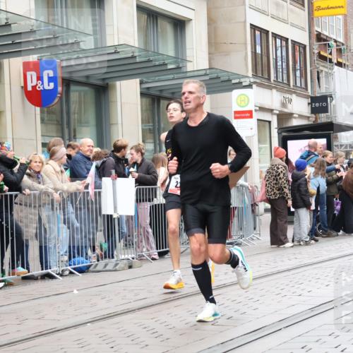 05.10.2025 - 20. swb-Marathon Bremen Strokosch-Dieckow http://msf.ph/oto/9295907 05.10.2025 12:56:07 Ziel 221, 728, 1005, 1379, 1833, 2135, 2670, 2801, 4984, 7274, 221, 728, 1005, 1379, 1833, 2135, 2670, 2801, 4984, 7274 meine-sportfotos.de