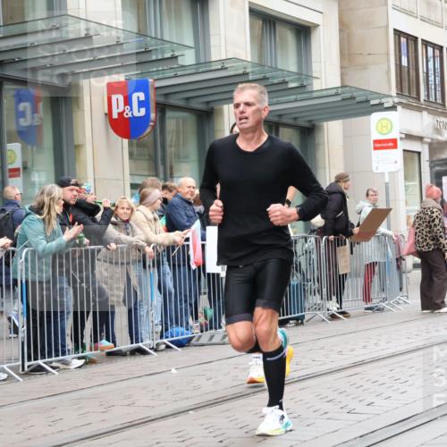 05.10.2025 - 20. swb-Marathon Bremen Strokosch-Dieckow http://msf.ph/oto/9295910 05.10.2025 12:56:07 Ziel 221, 728, 1005, 1379, 1833, 2135, 2670, 2801, 4984, 7274, 221, 728, 1005, 1379, 1833, 2135, 2670, 2801, 4984, 7274 meine-sportfotos.de