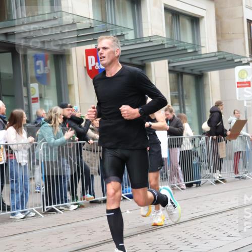 05.10.2025 - 20. swb-Marathon Bremen Strokosch-Dieckow http://msf.ph/oto/9295913 05.10.2025 12:56:07 Ziel 221, 728, 1005, 1379, 1833, 2135, 2670, 2801, 4984, 7274, 221, 728, 1005, 1379, 1833, 2135, 2670, 2801, 4984, 7274 meine-sportfotos.de