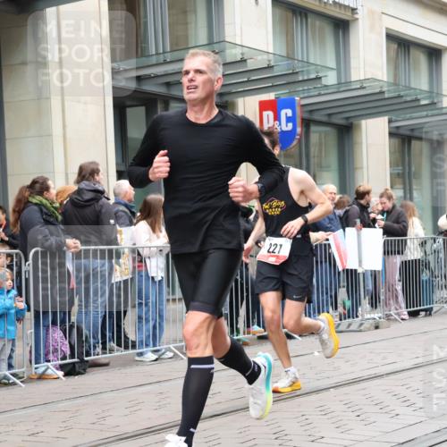 05.10.2025 - 20. swb-Marathon Bremen Strokosch-Dieckow http://msf.ph/oto/9295916 05.10.2025 12:56:08 Ziel 221, 728, 1005, 1379, 1833, 2135, 2670, 2801, 4984, 7274, 221, 728, 1005, 1379, 1833, 2135, 2670, 2801, 4984, 7274 meine-sportfotos.de