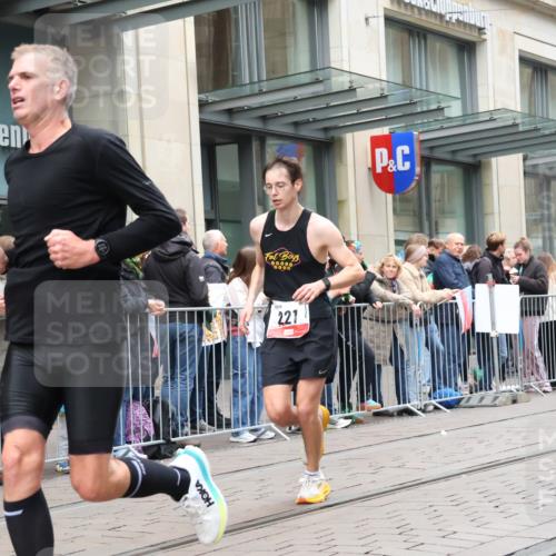 05.10.2025 - 20. swb-Marathon Bremen Strokosch-Dieckow http://msf.ph/oto/9295919 05.10.2025 12:56:08 Ziel 221, 728, 1005, 1379, 1833, 2135, 2670, 2801, 4984, 7274, 221, 728, 1005, 1379, 1833, 2135, 2670, 2801, 4984, 7274 meine-sportfotos.de