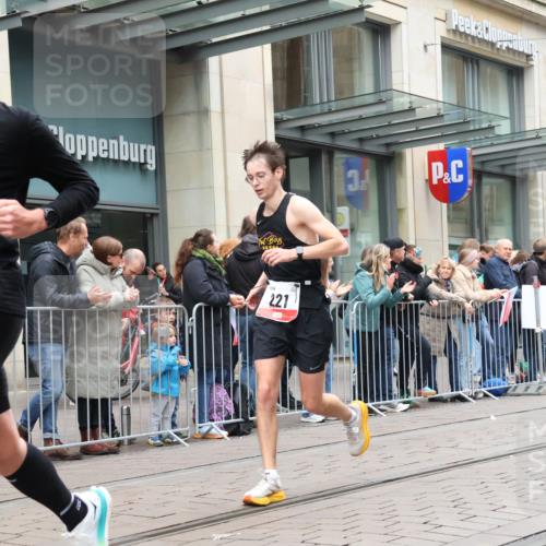 05.10.2025 - 20. swb-Marathon Bremen Strokosch-Dieckow http://msf.ph/oto/9295922 05.10.2025 12:56:08 Ziel 221, 728, 1005, 1379, 1833, 2135, 2670, 2801, 4984, 7274, 221, 728, 1005, 1379, 1833, 2135, 2670, 2801, 4984, 7274 meine-sportfotos.de