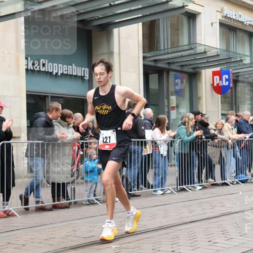 05.10.2025 - 20. swb-Marathon Bremen Strokosch-Dieckow http://msf.ph/oto/9295925 05.10.2025 12:56:09 Ziel 221, 728, 1005, 1833, 2135, 2670, 2801, 4984, 7274, 221, 728, 1005, 1833, 2135, 2670, 2801, 4984, 7274 meine-sportfotos.de