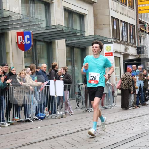 05.10.2025 - 20. swb-Marathon Bremen Strokosch-Dieckow http://msf.ph/oto/9295932 05.10.2025 12:56:11 Ziel 221, 728, 1005, 2135, 2670, 2801, 4984, 7274, 7587, 221, 728, 1005, 2135, 2670, 2801, 4984, 7274, 7587 meine-sportfotos.de